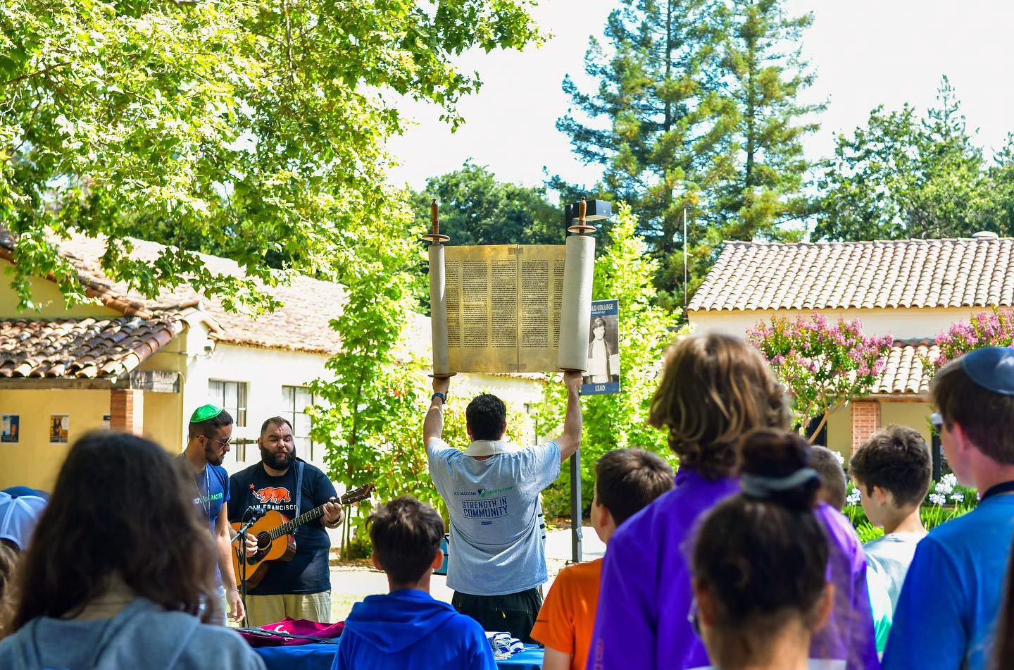 A staff lifting a torah up.